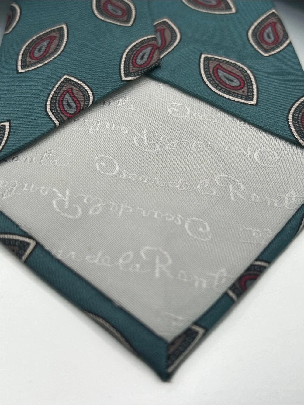 Oscar de la Renta Men’s Silk Tie Green Red Paisley Pattern Designer accessory